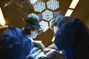 These two surgeons are working on a patient. Our Dublin Ohio malpractice attorneys can help you.